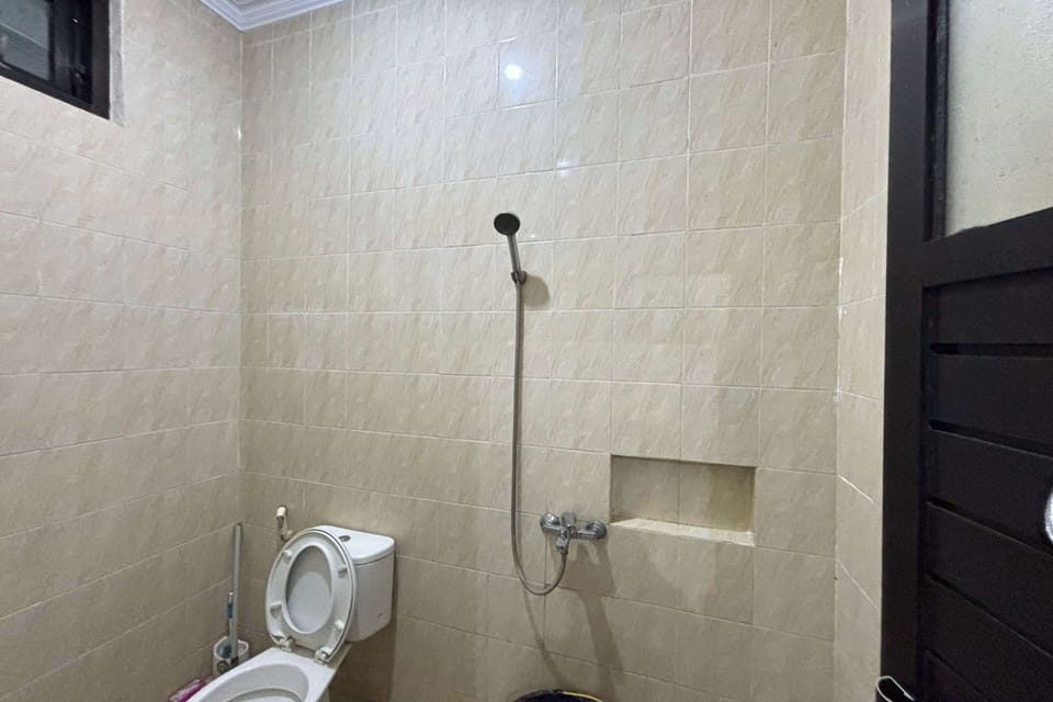 Deluxe Double Room | Bathroom | Shower, towels, soap, shampoo