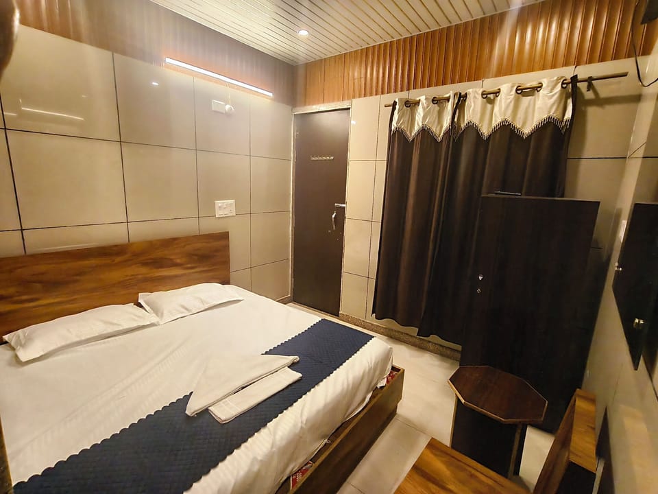 Deluxe Double Room | Desk, laptop workspace, free WiFi