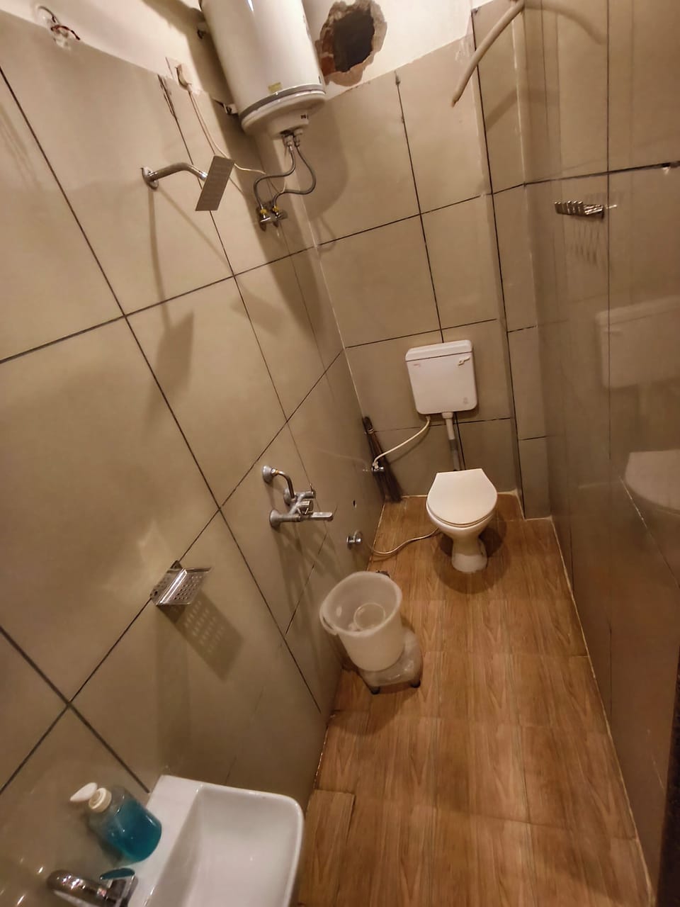 Deluxe Double Room | Bathroom | Shower, free toiletries, towels, soap