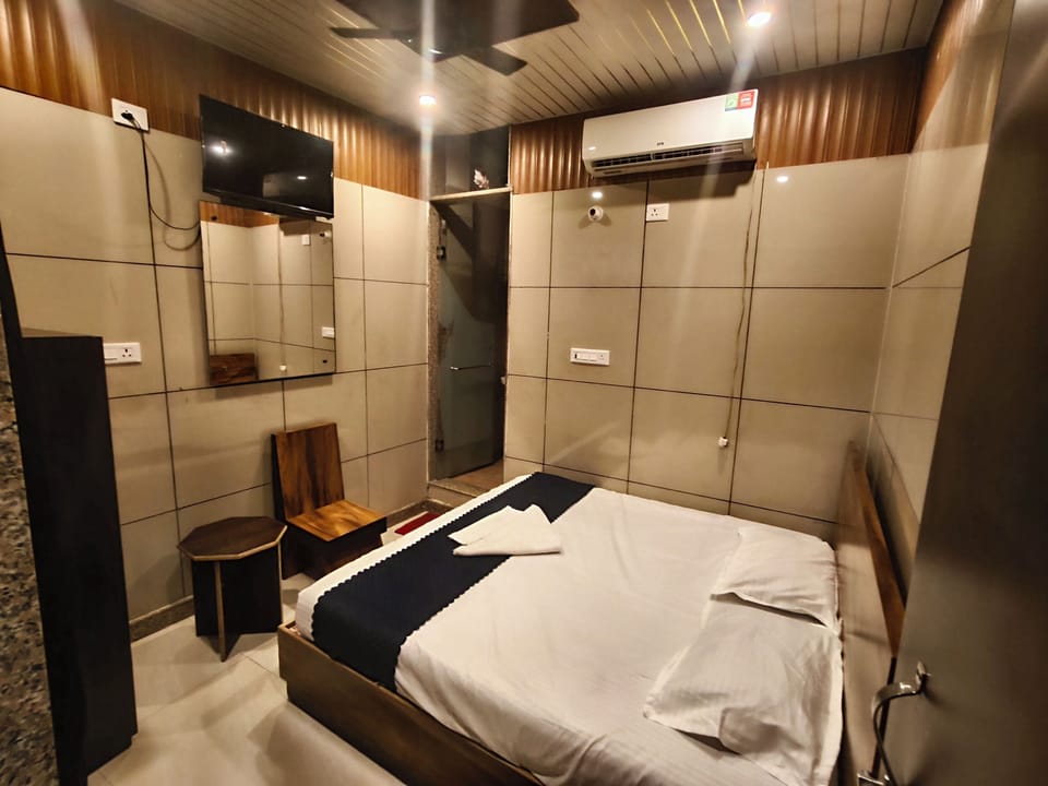 Deluxe Double Room | Desk, laptop workspace, free WiFi