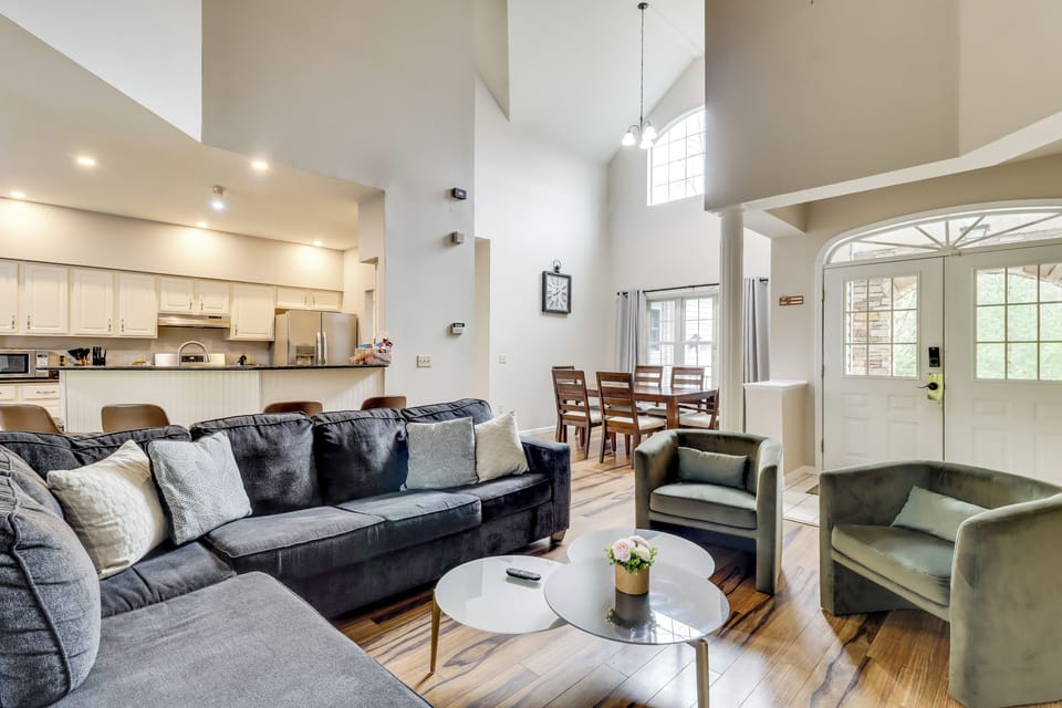 Living Room | Free WiFi | Central Heating & A/C | Smart TV