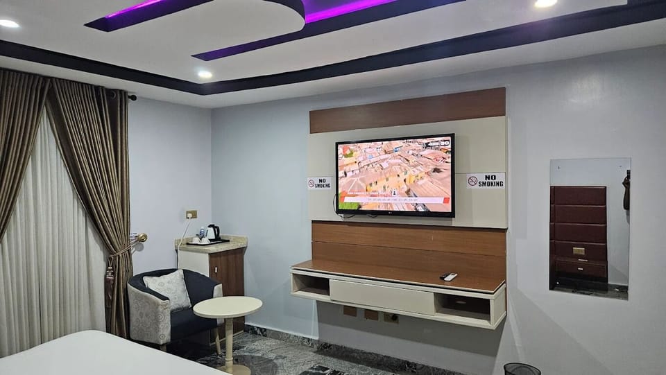 Deluxe Room, Balcony, City View | Interior