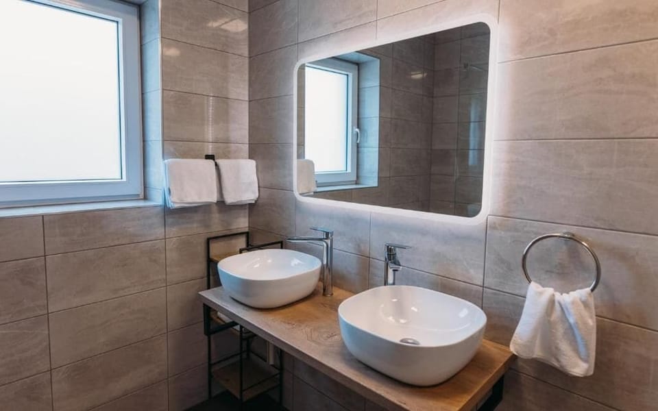 Family Suite, Garden View | Bathroom | Shower, hydromassage showerhead, free toiletries, hair dryer