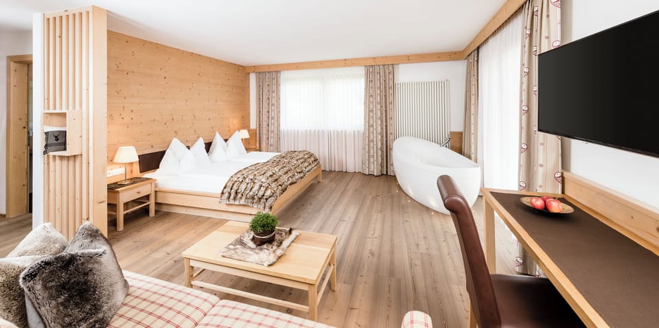 Deluxe Double or Twin Room, Mountain View | Minibar, in-room safe, individually furnished, desk