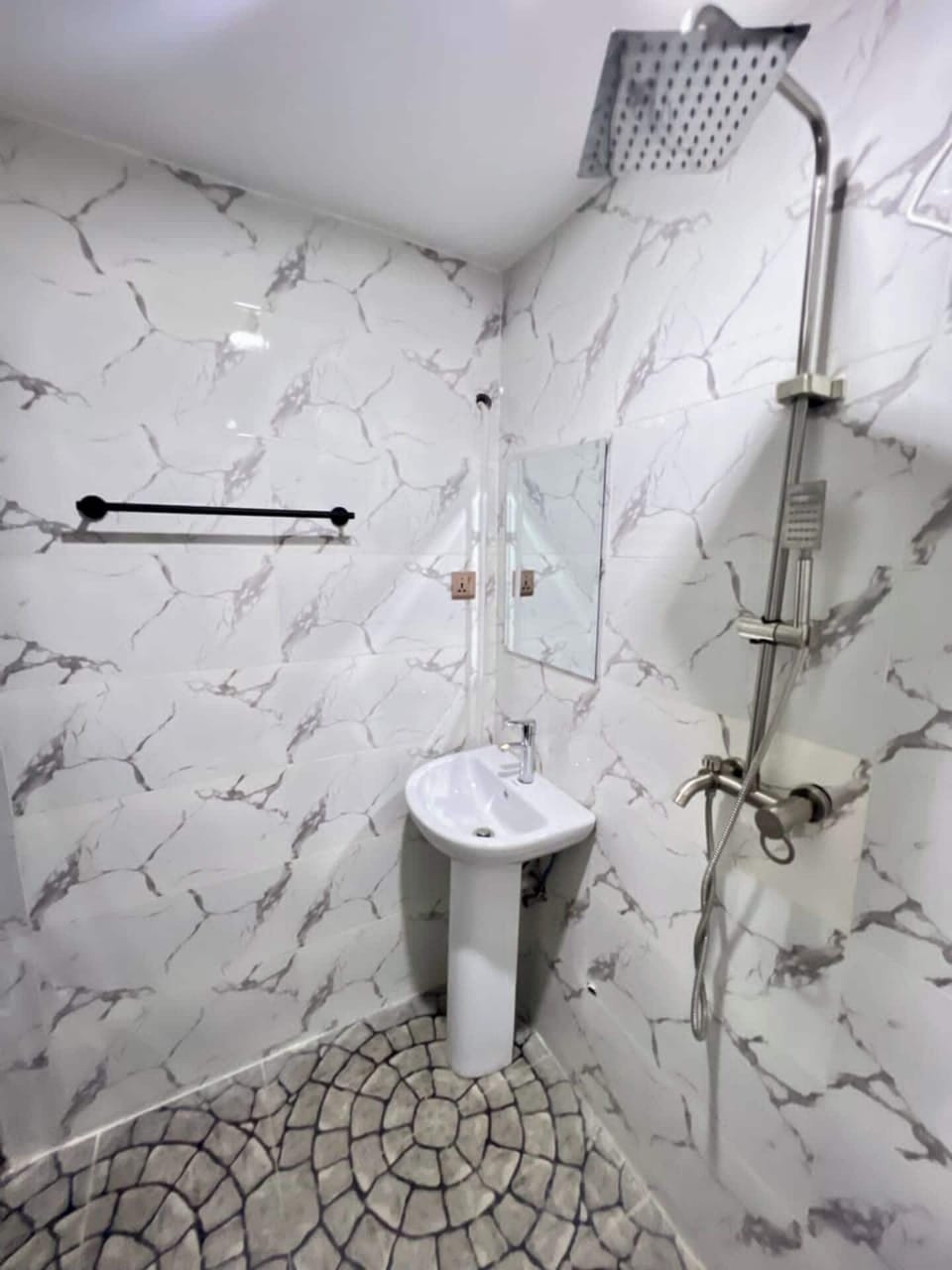 Deluxe Room, Balcony, City View | Bathroom | Free toiletries, hair dryer, towels, soap