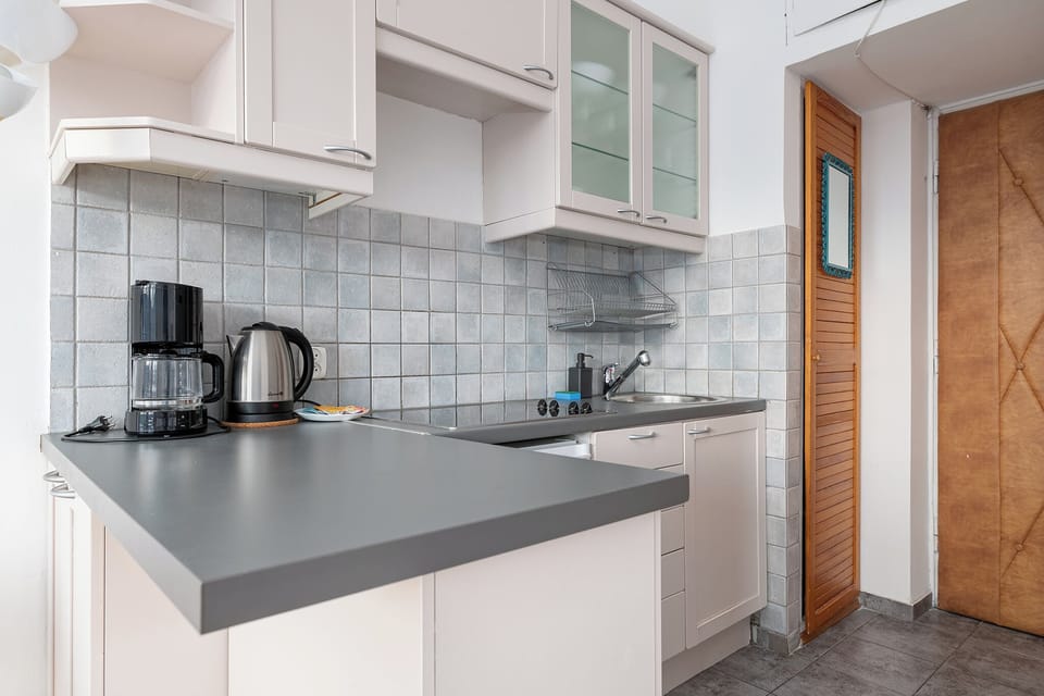 Studio Suite, Balcony | Private kitchenette