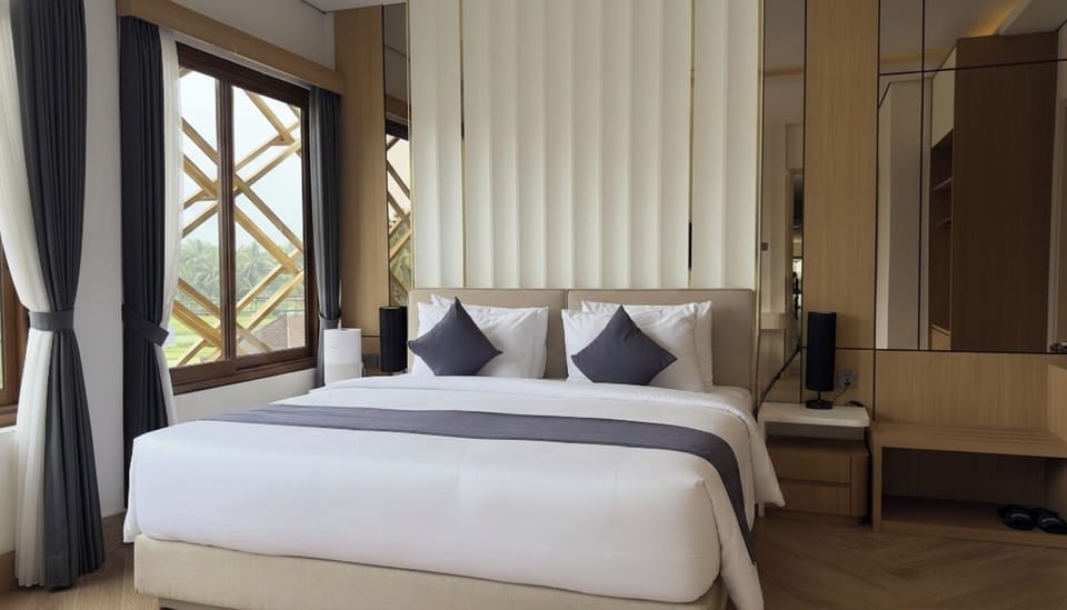 Minibar, desk, iron/ironing board, bed sheets
