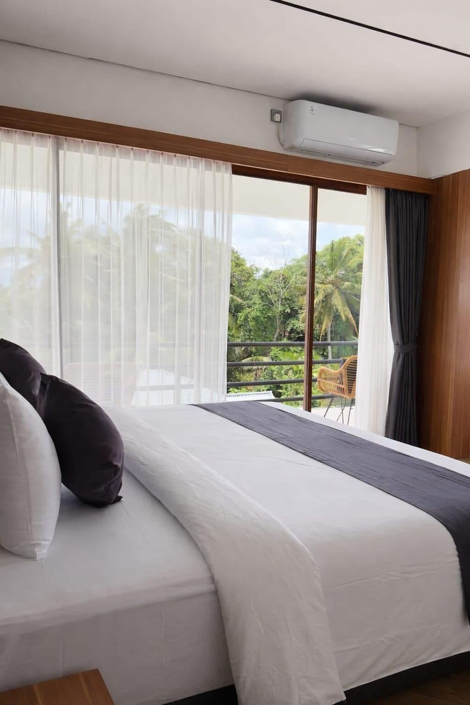 Minibar, desk, iron/ironing board, bed sheets