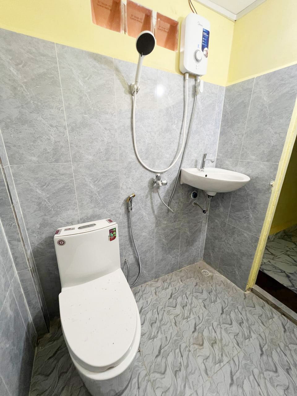 Shower, towels, toilet paper