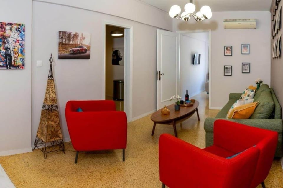 House | 2 bedrooms, desk