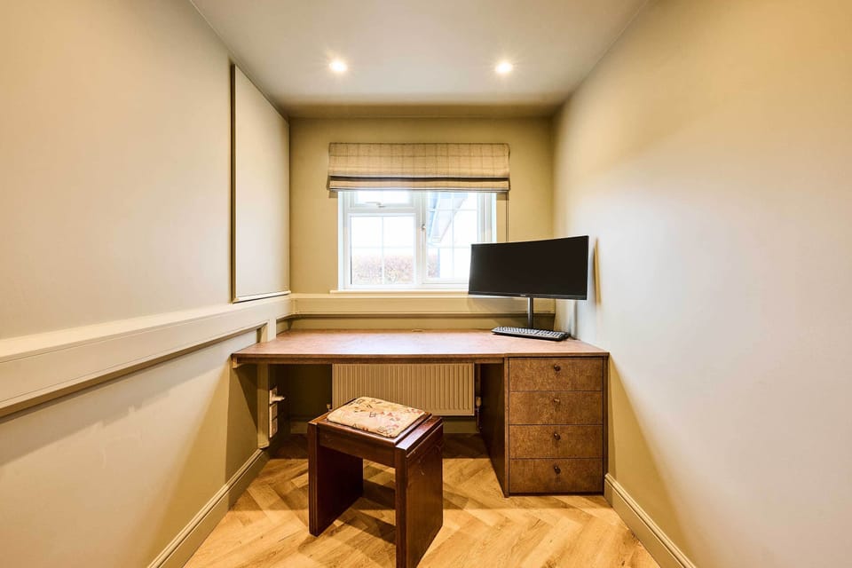 The Coral Cottage, Morley Saint Botolph - Host & Stay