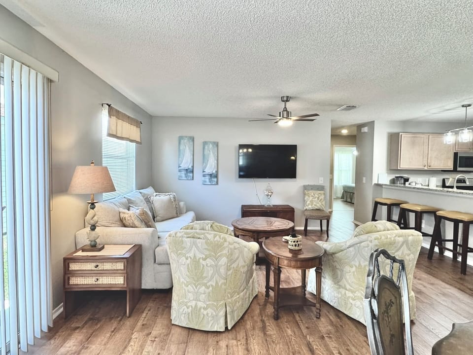 Living Room w/ Flatscreen TV