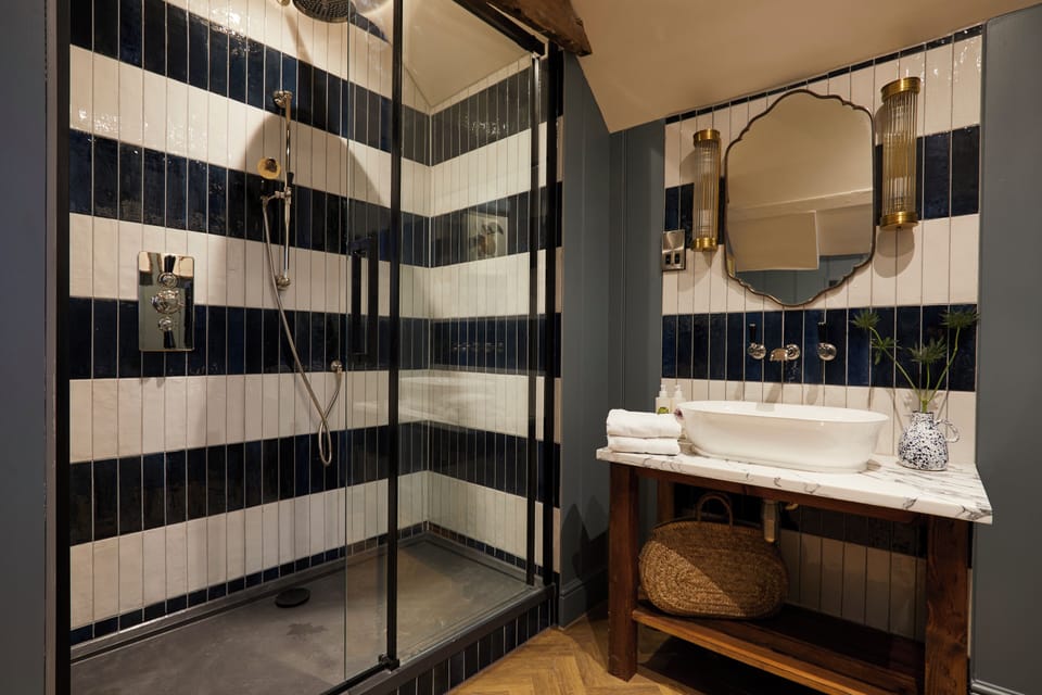 Superior Double Room | Bathroom | Hair dryer, towels, toilet paper