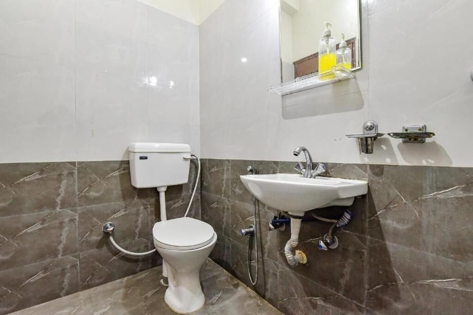Deluxe Double Room, Balcony, City View | Bathroom | Shower, free toiletries, towels, toilet paper