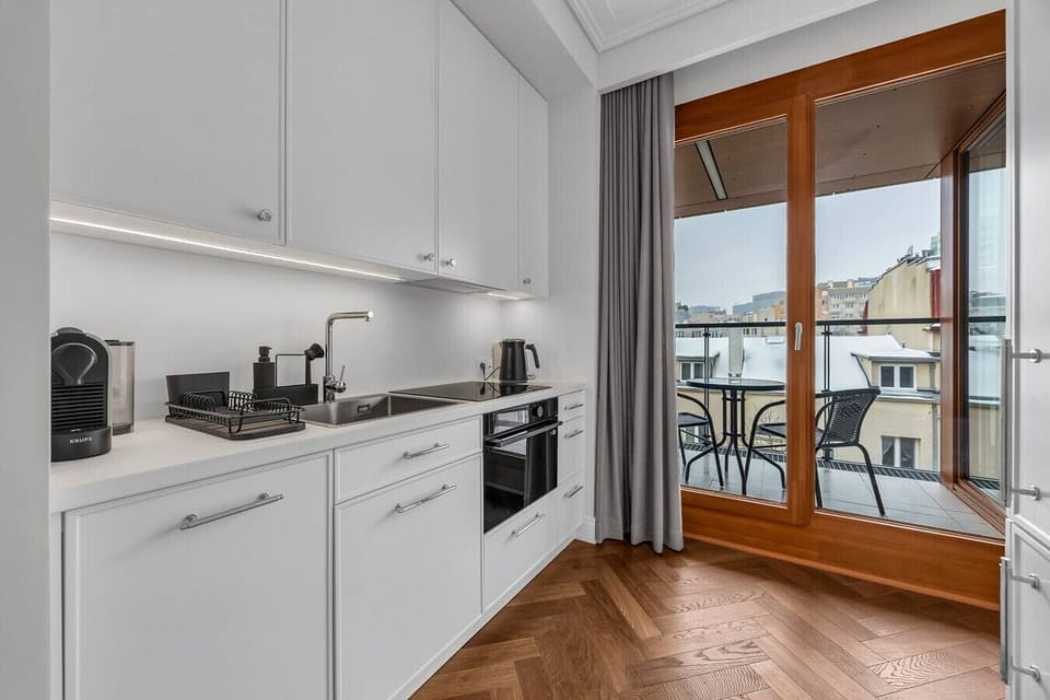 Modern Kitchen – Built-In Appliances, Induction Hob, Dishwasher & Coffee Machine | Book Now with RENTUJEMY.COM