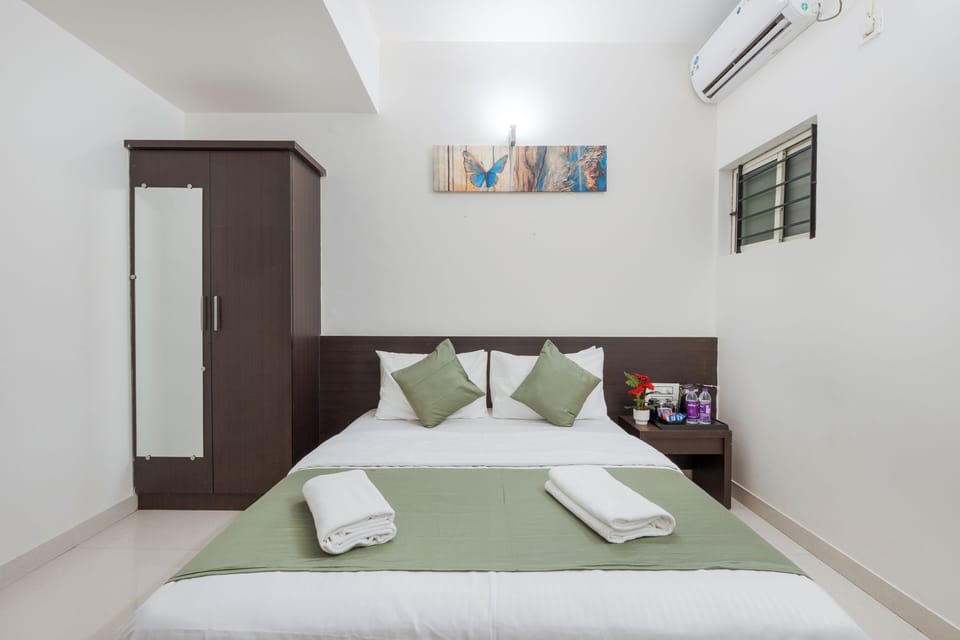 Deluxe Room | Iron/ironing board, free WiFi