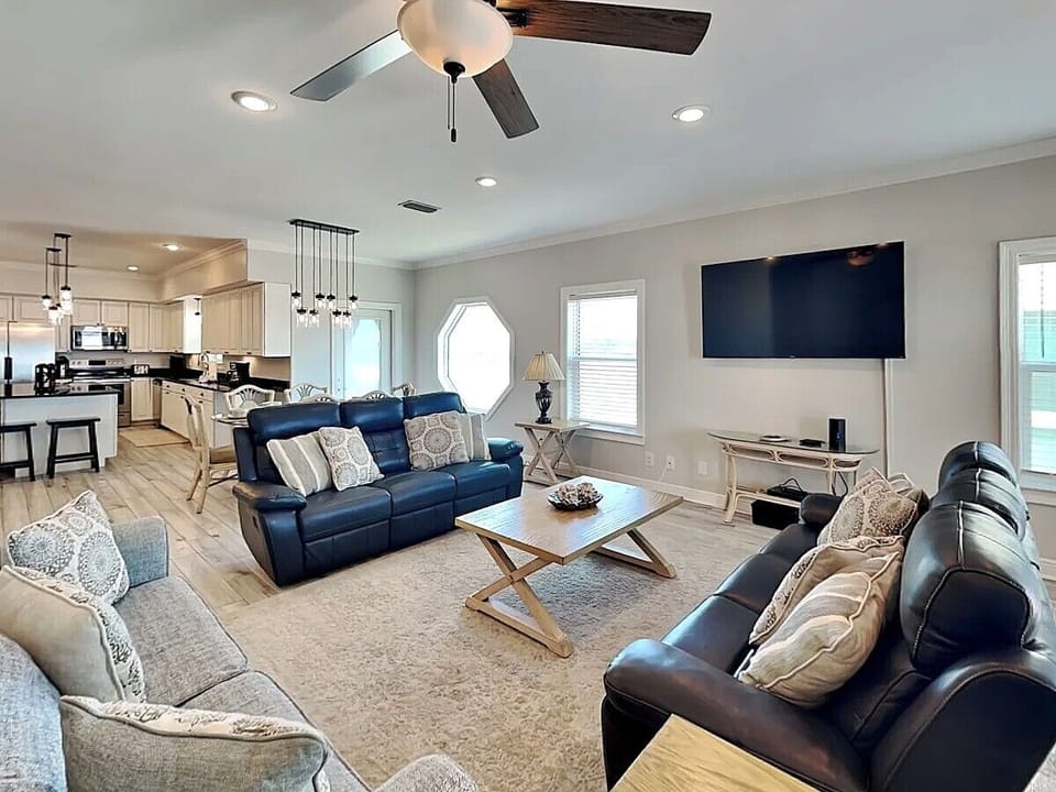 Open concept  living area - Open concept living area