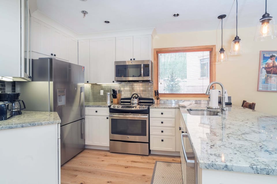 Condo, 3 Bedrooms | Private kitchen | Fridge, oven, coffee/tea maker, toaster
