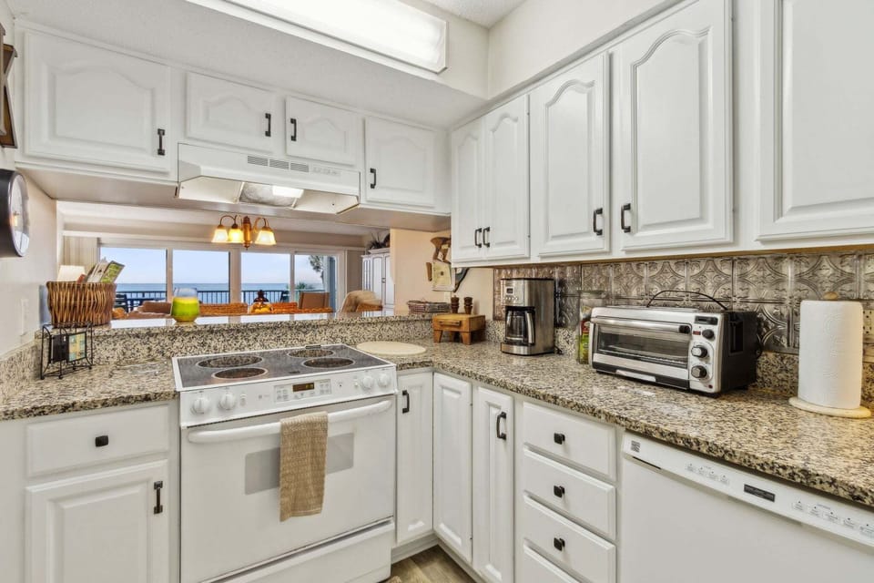 Condo, 3 Bedrooms | Private kitchen | Coffee/tea maker, fridge, oven