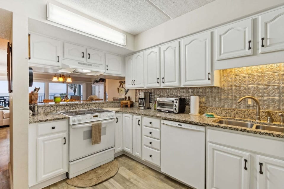Condo, 3 Bedrooms | Private kitchen | Coffee/tea maker, fridge, oven