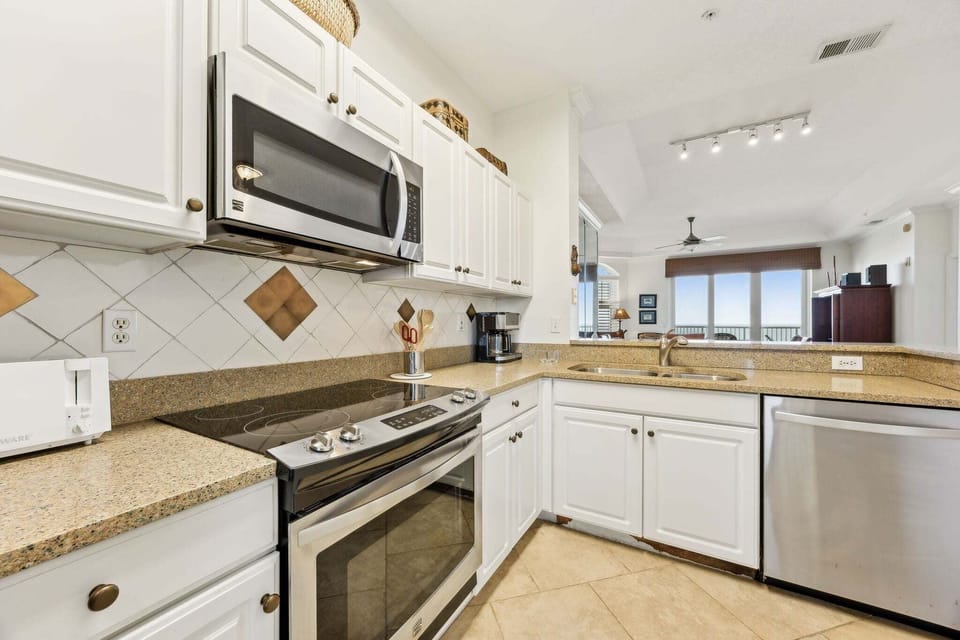 Condo, 2 Bedrooms | Private kitchen | Fridge, oven, coffee/tea maker