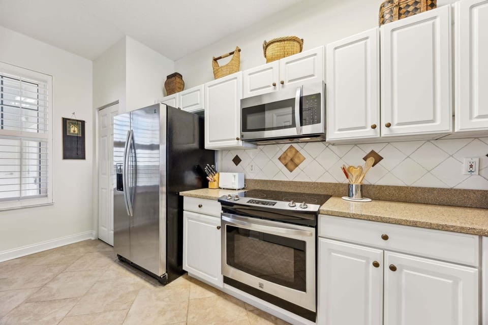 Condo, 2 Bedrooms | Private kitchen | Fridge, oven, coffee/tea maker