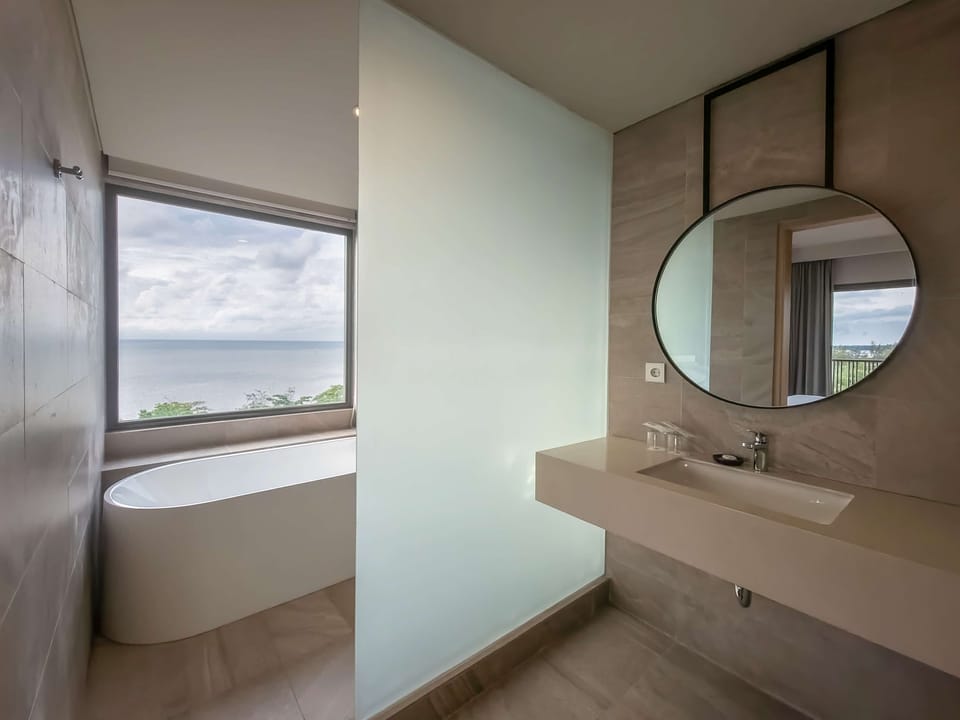 Premier Suite, 1 King Bed, Balcony, Sea View | Bathroom | Shower, eco-friendly toiletries, towels