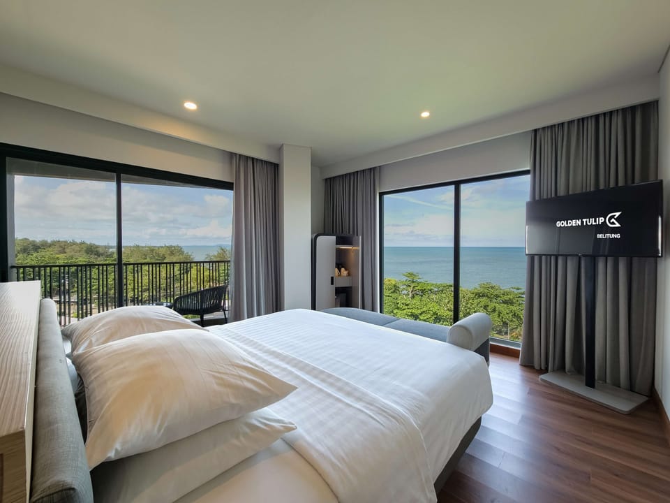 Premier Suite, 1 King Bed, Balcony, Sea View | In-room safe, desk, WiFi (free), bed sheets