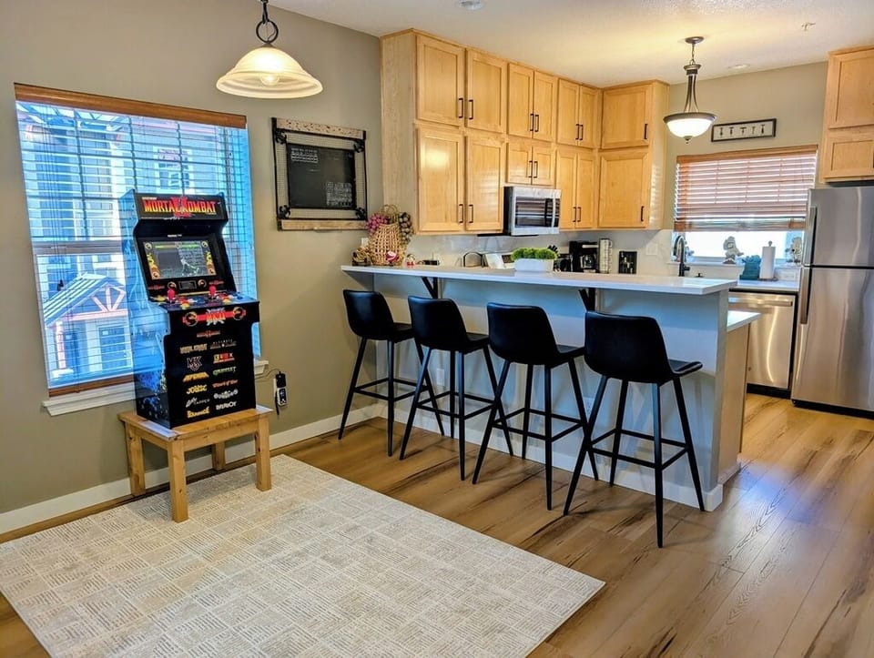 Breakfast bar with 4 seats plus a Mortal Kombat arcade game to challenge your friends