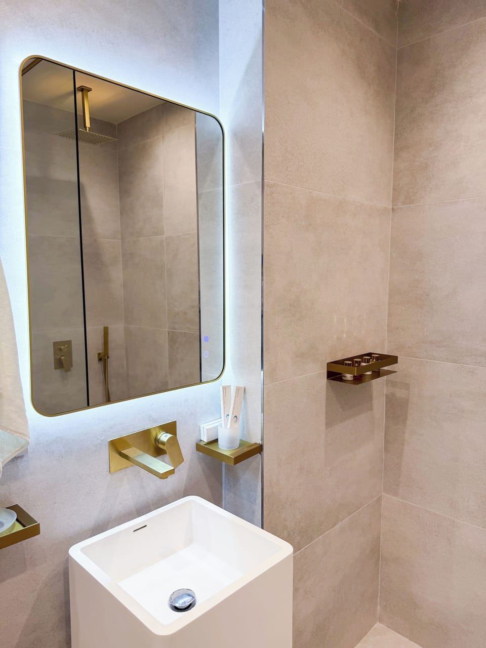 Suite 902 | Bathroom | Shower, free toiletries, hair dryer, bathrobes