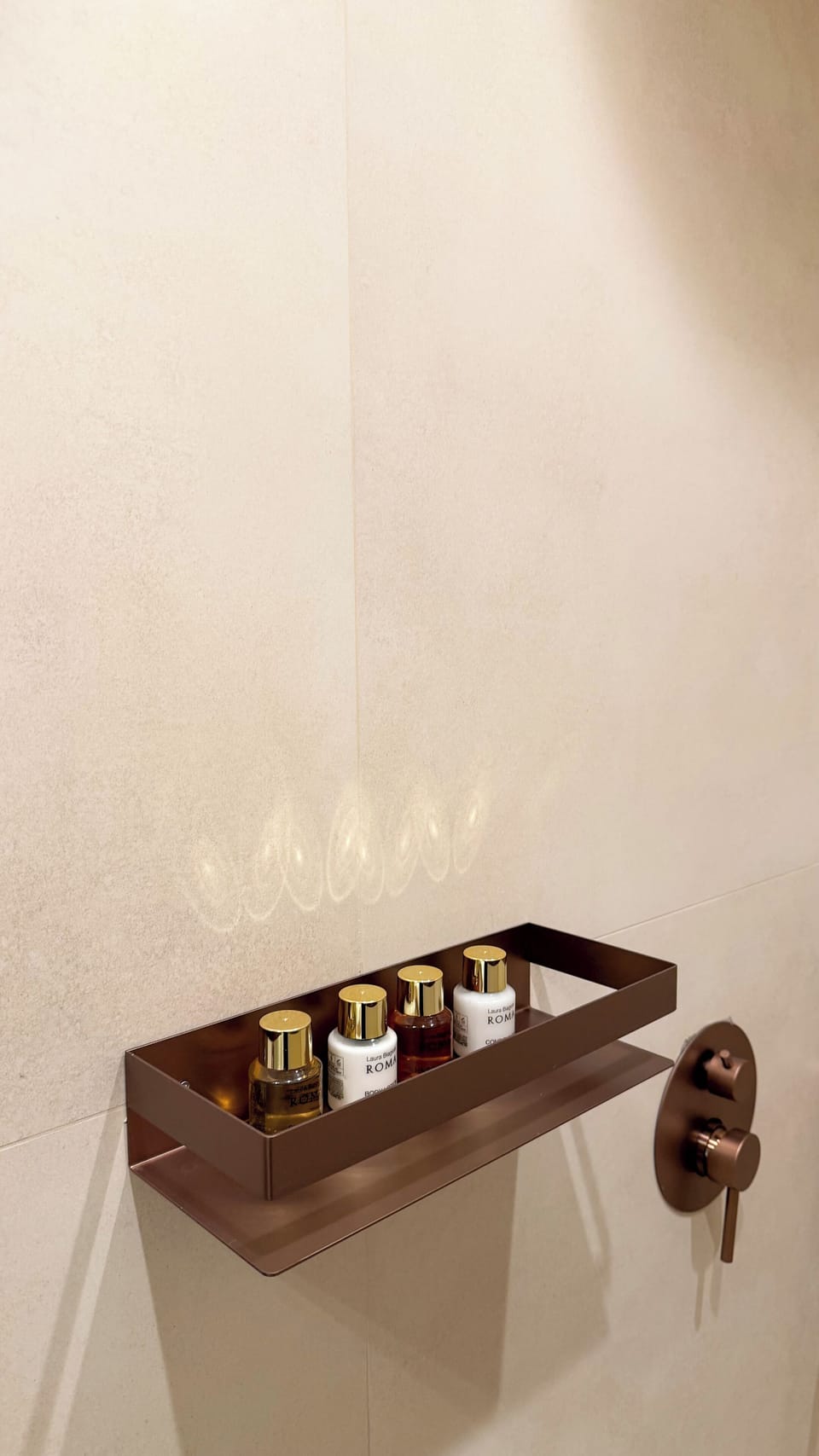 Suite 901 | Bathroom | Shower, free toiletries, hair dryer, bathrobes