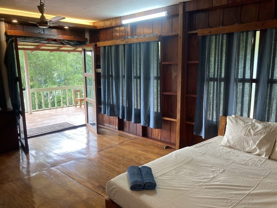 Deluxe Double Room | Bathroom | Free toiletries, towels, soap, shampoo