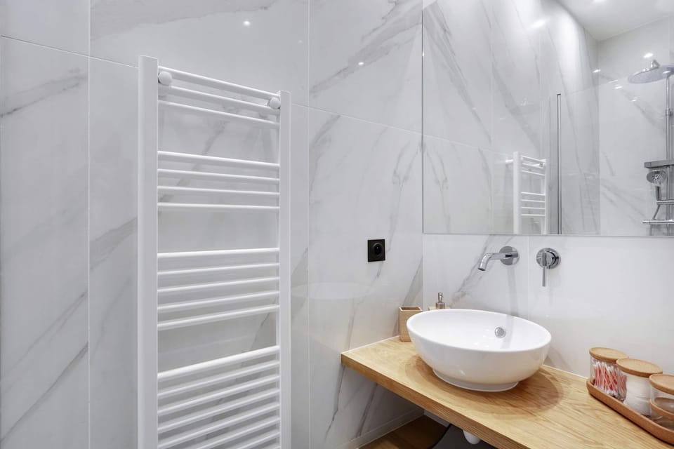 Première salle d'eau avec douche 