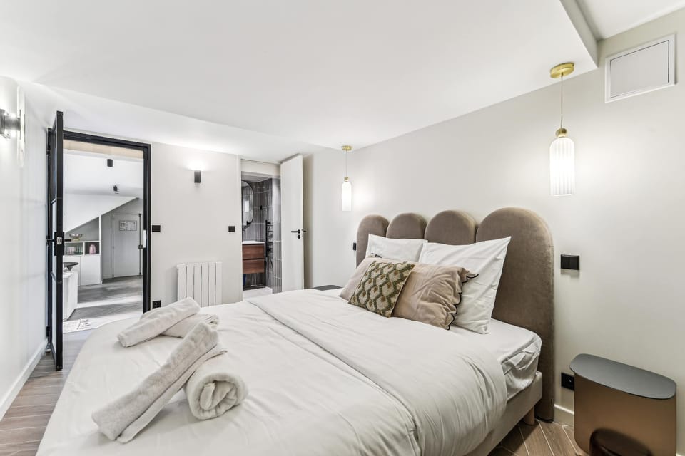 Première chambre avec un lit queen size