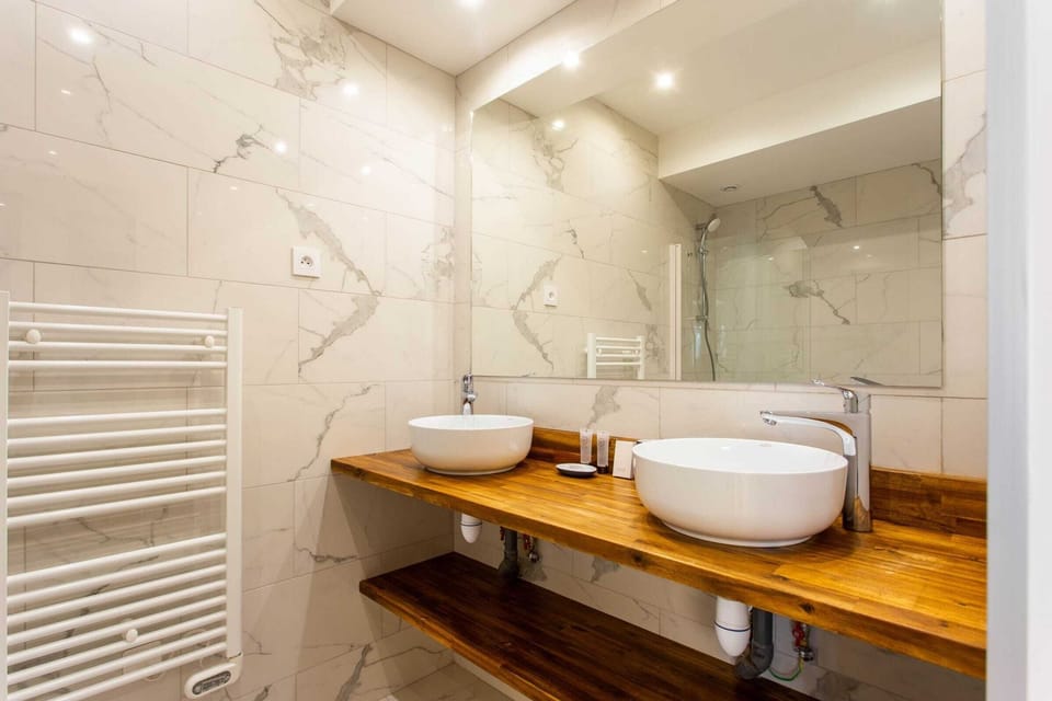 Salle de bain avec baignoire
