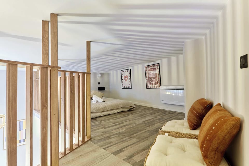 Troisième chambre en mezzanine avec un lit double