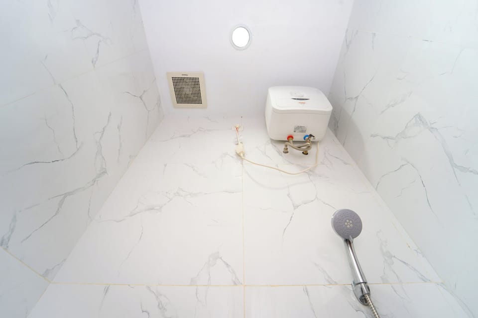 Single Room | Bathroom | Shower, towels