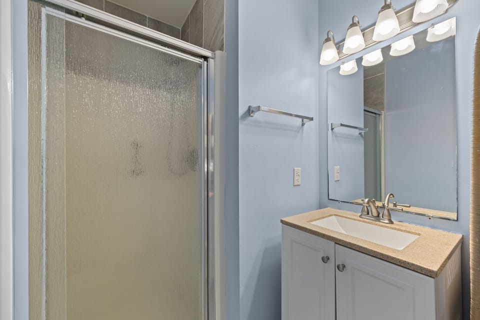 Full Bathroom 1 Top Floor