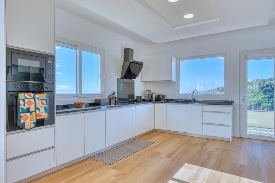 Deluxe Townhome, Mountain View | Private kitchen | Fridge, microwave, oven, stovetop