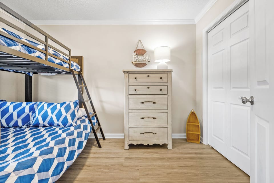 1 Twin Bed and 1 Queen Bed