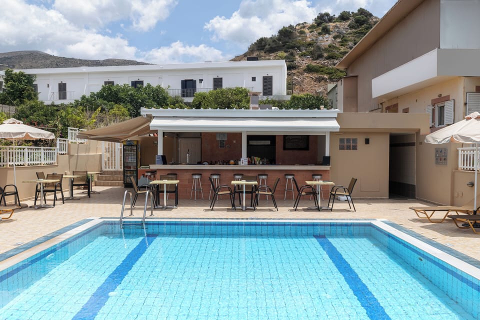 Poolside bar