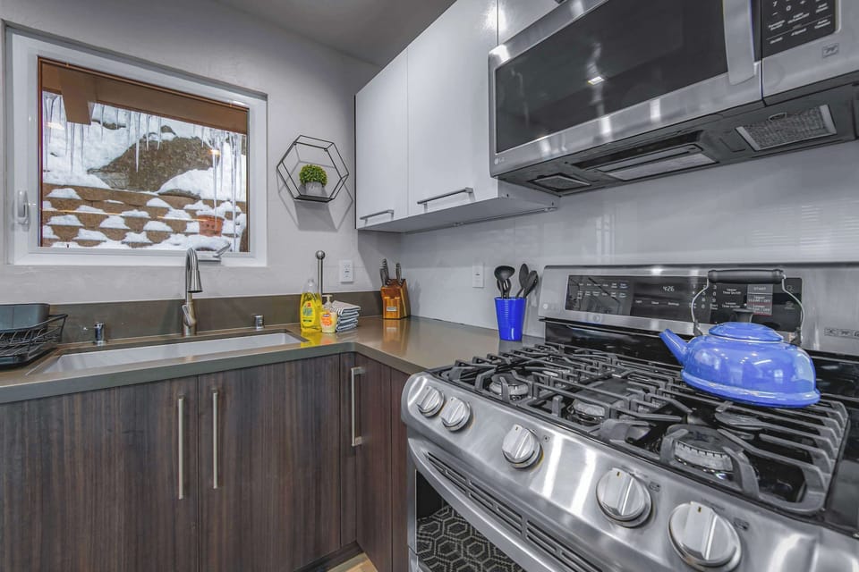 Apartment, Multiple Beds, Hot Tub, Mountain View (Zephyr Chalet) | Private kitchen