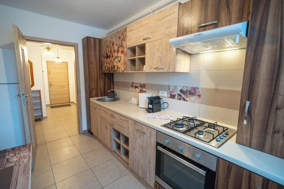Full-size fridge, oven, stovetop, cookware/dishes/utensils