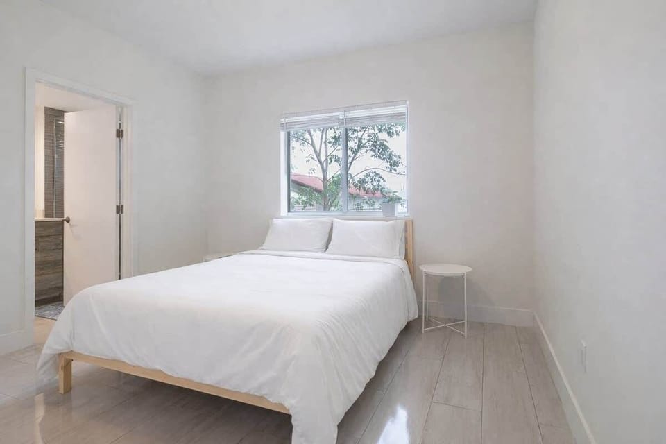 Master bedroom - Ensuite bathroom - Queen bed