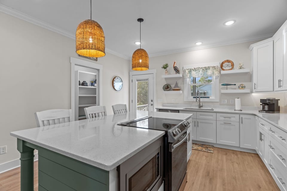 Fully Equipped Kitchen w/ Breakfast Bar