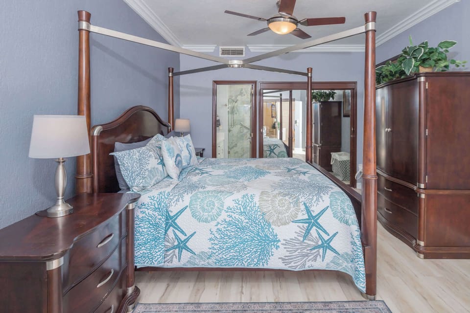 Master Bedroom, King Bed