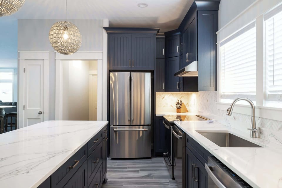 Fully Equipped Kitchen w/ Breakfast bar seating, w/ Full Size Bonus Fridge, Dish Washer, Sink, and cooking utensils