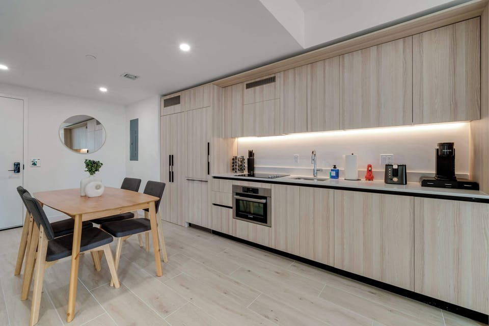 Modern, open-concept kitchen fully equipped with all the essentials for cooking.