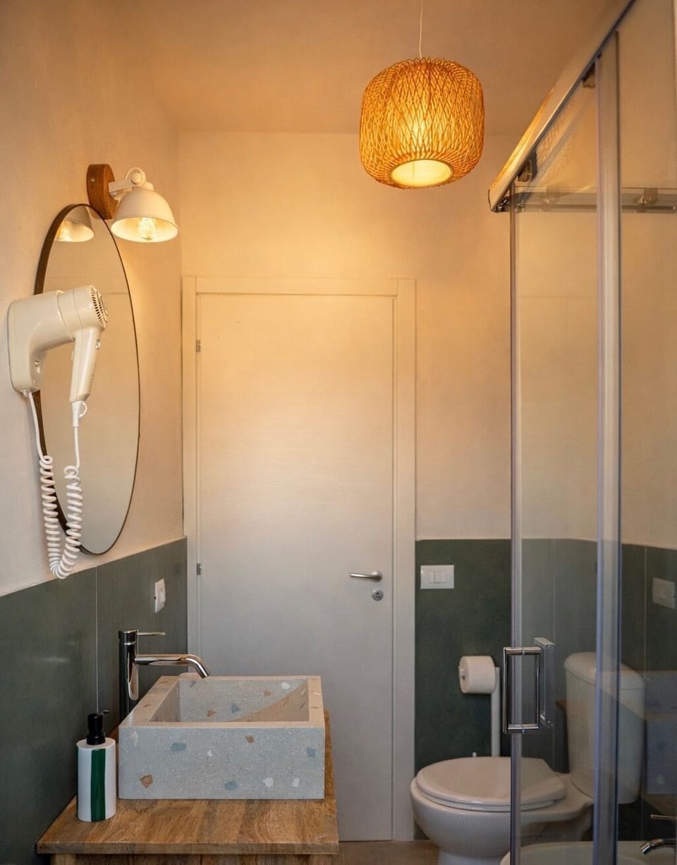 Shower, free toiletries, hair dryer, bidet