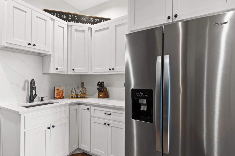Spacious, stylish, and fully stocked—this kitchen is perfect for trying new recipes, old favorites, or just reheating last night’s takeout with flair. 